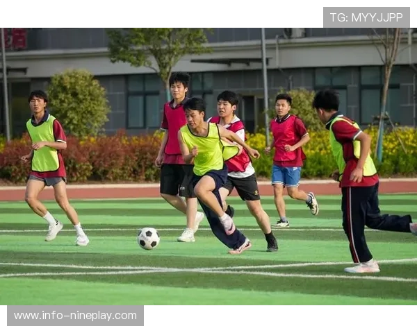 以足球巨星为灵感描绘热血画卷展现绿茵激情与艺术魅力