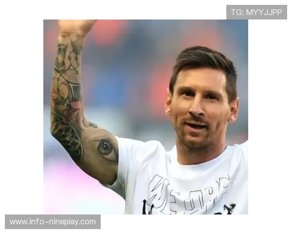 明星足球巨星亲密合影瞬间展现运动魅力与星光闪耀的完美融合