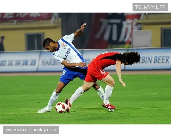 足球巨星赛场突遭意外摔倒引发全场观众热议关注